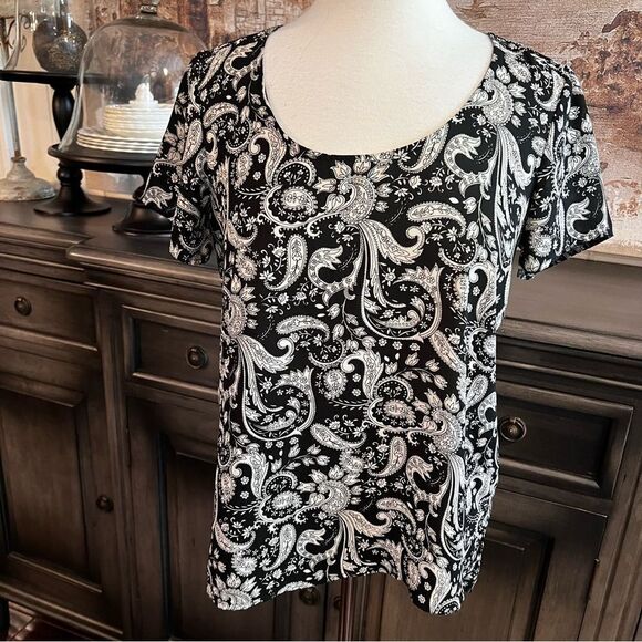 Express Blouse black & White Paisley Print Short Sleeve size Medium - Picture 2 of 7